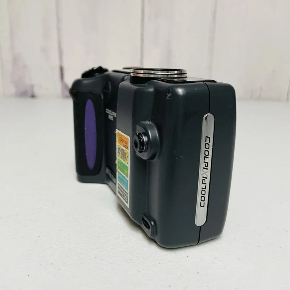 Nikon COOLPIX 995 3.2MP Digital Camera Black